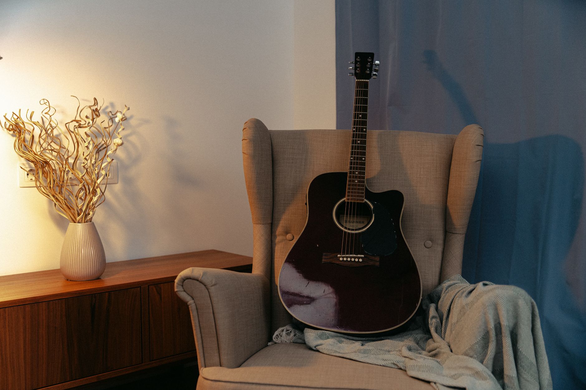 Débuter la guitare : bien choisir son premier instrument